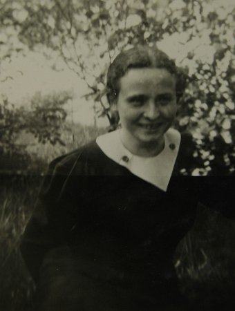 1935 - Marie-Francoise Falisse jardin jumet 3.jpg